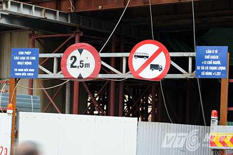 Các phương tiện được phép lưu thông bên dưới lô cốt bao gồm <a href='https://vtcnews.vn/oto-xe-may.31.0.html' >xe ôt</a>ô con, xe máy. Các loại <a href='https://vtcnews.vn/oto-xe-may.31.0.html' >xe ôtô</a> chở khách trên 12 chỗ, xe có trọng lượng cả hàng > 1,25 tấn, xe có chiều cao hơn 2,5m đều bị cấm.