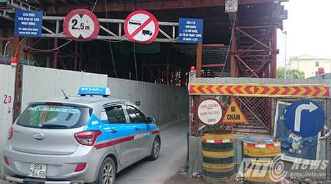 Thời gian mở cửa ‘lô cốt’ buổi sáng từ 6 giờ tới 9 giờ, buổi chiều từ 16 giờ 30 tới 19 giờ 30.