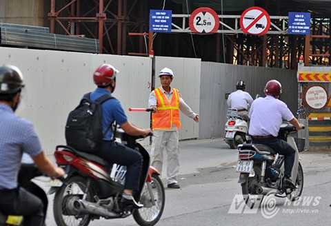 Khi lô cốt được mở cửa, công nhân của công trường sẽ có mặt để hướng dẫn giao thông.