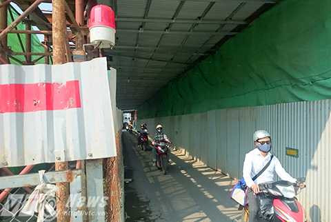 Người dân lưu thông bên trong khu vực lô cốt, rào chắn.