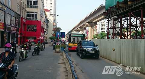 Trong khung giờ cao điểm, các phương tiện lưu thông qua đây sẽ đi theo 3 làn xe.