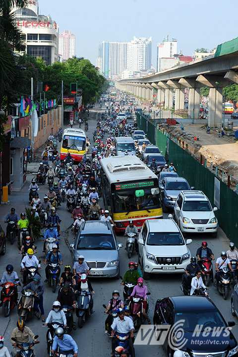 Ngã tư Nguyễn Trãi – Khuất Duy Tiến thời điểm 8 giờ sáng, tình trạng ách tắc giao thông đã không còn xảy ra.