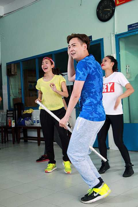 Để đồng hành xuyên suốt cùng Minh Hằng ở 9 trường đại học trên cả nước, chàng Bắp đã phải hy sinh rất nhiều lời mời biểu diễn.