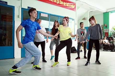 Không lâu sau, Ngô Kiến Huy xuất hiện, cả hai nhanh chóng bắt đầu tập luyện.