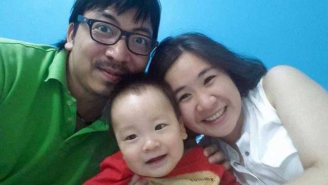 'Giáo sư Cù Trọng Xoay' Đinh Tiến Dũng và vợ là đồng nghiệp của nhau. 'Giáo sự' góp mặt trong nhiều chương trình của đài truyền hình như Hỏi xoáy đáp xoay, làm MC lễ trao giải VTV Awards 2015. Bà xã của anh là Hồng Nga, MC làm việc tại VTV2 trong chương trình Nghĩ mở nói thẳng. Tháng 4.2013, hai người làm lễ kết hôn đơn giản và ấm cúng. Hiện tại cả hai đã có một bé trai kháu khỉnh.