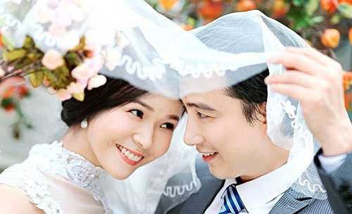 Nữ diễn viên Diễm Hương quen thuộc với khán giả qua vai Hằng của phim Hôn nhân trong ngõ hẹp. Ngoài đời, chị là bà xã của nam diễn viên Hồng Quang. Cả hai vợ chồng đều làm nghệ thuật nên họ rất thấu hiểu, thông cảm công việc của nhau, đặc biệt khi Diễm Hương phải đóng những cảnh nóng trên phim.