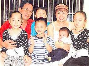 Đạo diễn Tất Bình và diễn viên Lan Hương 'Em bé Hà Nội' là một cặp vợ chồng thành danh với nhiều tác phẩm để đời trên màn ảnh Việt. Ít ai biết rằng NSND Lan Hương từng trải qua một lần đò khi mới 18 tuổi. Sau này, chị lấy NSUT Tất Bình và sống hạnh phúc suốt 25 năm qua. Giờ đây họ đã lên chức ông bà và sống sum vầy bên con cháu.