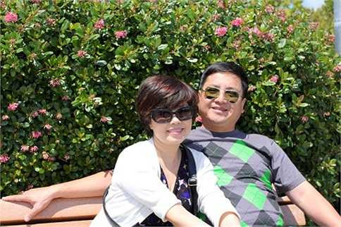 NSƯT Chí Trung và NSƯT Ngọc Huyền cùng công tác tại Nhà hát Tuổi trẻ Hà Nội. Ngọc Huyền là 'quân' của 'sếp' Chí Trung tại cơ quan. Khi về nhà, danh hài thể hiện hình ảnh một người chồng trụ cột, biết nể và chiều vợ.