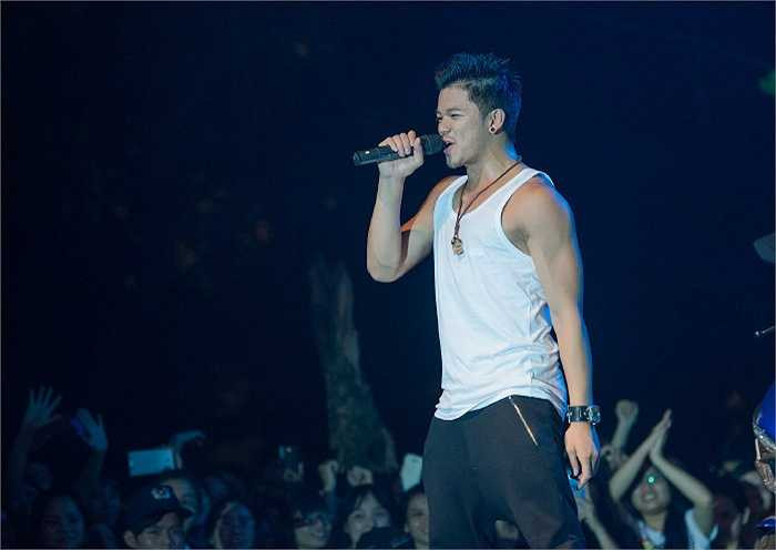 Quán quân Vietnam Idol Trọng Hiếu và top 8 Vietnam Idol Khánh Tiên đã góp mặt trong một buổi biểu diễn tại Hà Nội.