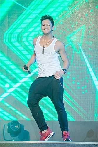 Chàng trai Trọng Hiếu nhảy cực sung trên sân khấu.