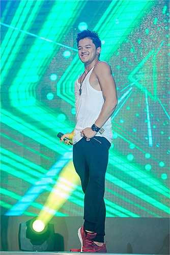 Trọng Hiếu mang tới những ca khúc làm nên tên tuổi của anh như Con đường tôi, Uptown funk, Put your hands up.