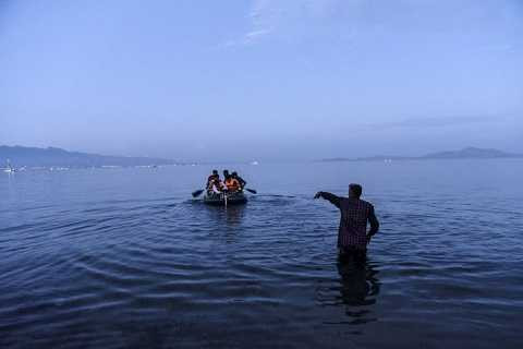 Những người di cư rời bãi biển Bodrum, Thổ Nhĩ Kỳ để tới Hy Lạp trên con thuyền nhỏ, ọp ẹp