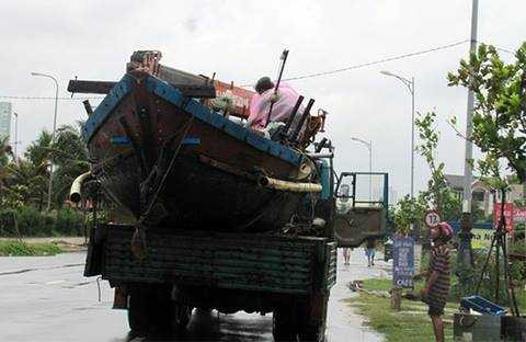 Ngư dân phải nhanh chóng đưa thuyền vào bờ tránh, trú. Ngư dân phải nhanh chóng đưa thuyền vào bờ tránh, trú.