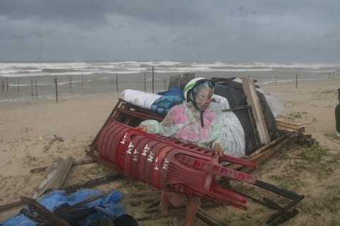 Người dân Quảng Nam phải gia cố nhà cửa, hàng quán để tránh bão (Ảnh:Người lao động) Người dân Quảng Nam phải gia cố nhà cửa, hàng quán để tránh bão (Ảnh:Người lao động)