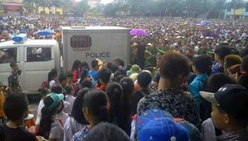 Hàng nghìn người dân địa phương đến sân vận động thị trấn Bắc Sơn, huyện Bắc Sơn, Lạng Sơn tham dự phiên tòa. Ảnh: Dân Trí. Hàng nghìn người dân địa phương đến sân vận động thị trấn Bắc Sơn, huyện Bắc Sơn, Lạng Sơn tham dự phiên tòa. Ảnh: Dân Trí.