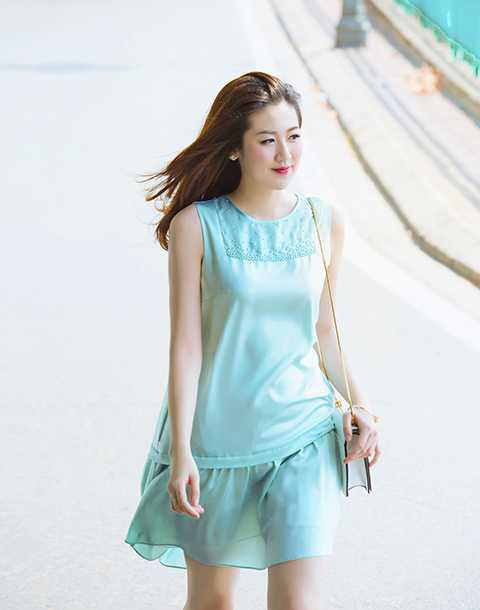 Và cô đã đặt niềm tin vào nhà thiết kế Xuân Lê khi diện các trang phục nằm trong bộ sưu tập Capsule Collectionb thứ 2 của Xuân Lê.