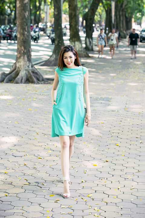 Á hậu trẻ trung, xinh đẹp khi diện những trang phục thanh lịch nhưng vẫn giữ được sự quyến rũ, với sắc màu ấn tượng khiến cô nổi bật khi dạo phố.