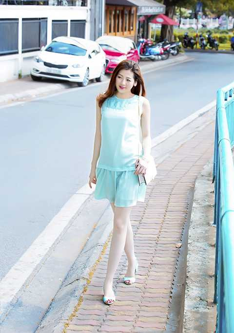 Đây là phong cách mà người đẹp sinh năm 1993 vẫn thường chọn khi dạo phố hay đi làm.