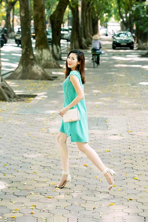Với sắc xanh nhẹ ngọt ngào, các thiết kế nằm trong bộ sưu tập này hướng tới sự đơn giản, mang tính ứng dụng cao. Và Á hậu Tú Anh đã khéo léo kết hợp chiếc váy với một đôi giầy đơn giản và chiếc túi size mini. 