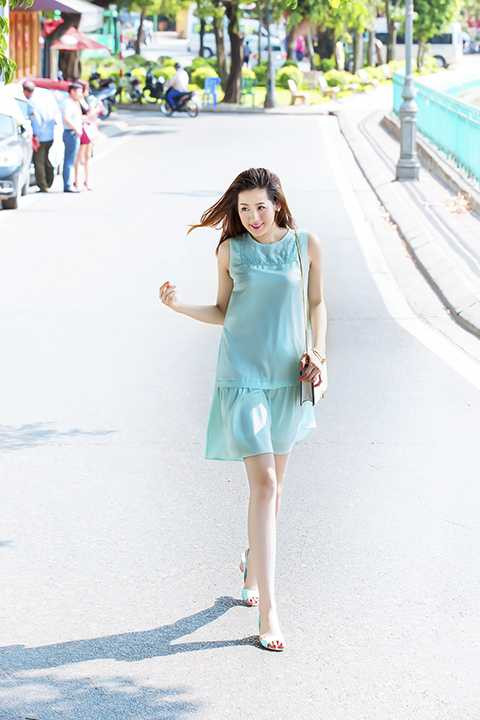 Dương Tú Anh khoe nhan sắc vạn người mê trong bộ ảnh mới. Dù không váy áo điệu đà như khi đi sự kiện nhưng Á hậu Tú Anh vẫn rất cuốn hút khi dạo phố. 