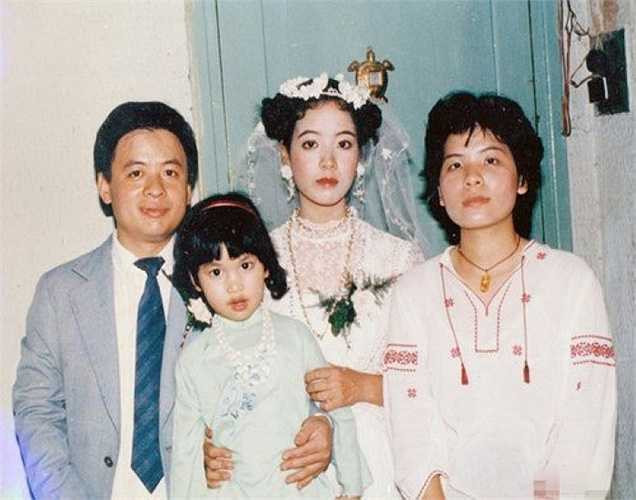 Loạt ảnh cưới 20 năm tuổi của nữ diễn viên gạo cội được nhiều khán giả thích thú vì sự giản dị và mộc mạc.