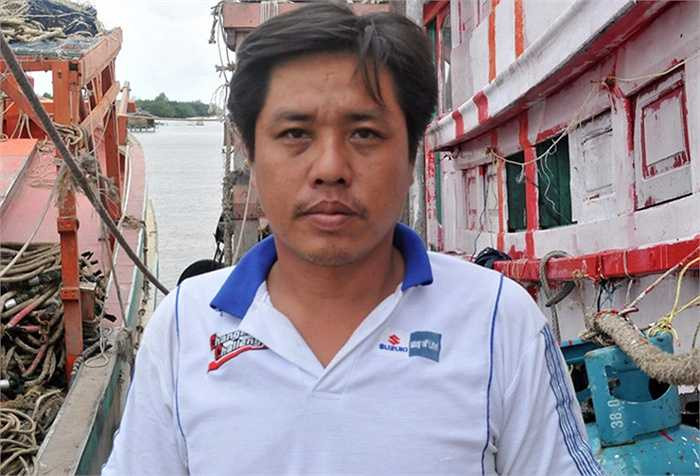 'Bọn chúng dùng báng súng đánh liên tục vào đầu và người tôi, sau đó chúng còng tay tôi lại dẫn lên canô cao tốc dài khoảng 12 m. Khi phát hiện các tàu cá, chúng bắn liên tục. Tôi thấy chúng bắn hết 6 thùng đạn lớn', anh Tửng cho hay