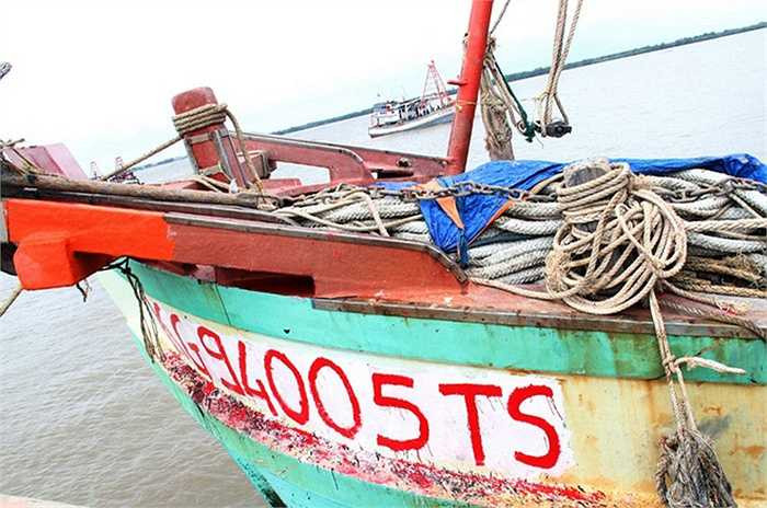 Sau khi bắt anh Tửng sang canô cao tốc, bọn cướp trói 18 người còn lại dồn về phía mũi tàu. Hai tên mang đầy súng lái tàu về vùng biển Thái Lan. Số còn lại tiếp tục đi canô tấn công 5 tàu cá khác đang đánh bắt gần nhau.