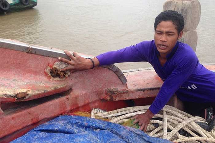 Anh Thanh chỉ vết đạn xuyên phá phần đầu con tàu. 