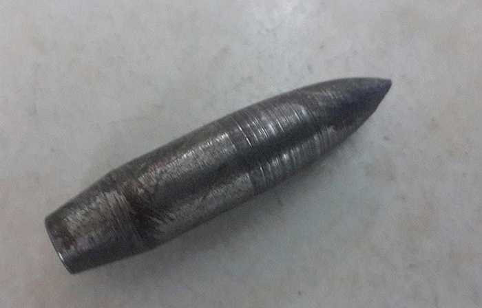 Một đầu đạn bọn cướp bắn vào tàu của ngư dân Kiên Giang vào chiều 11/9. Theo nhận định của thượng tá Đức, mục tiêu của nhóm này là bắt tàu để đòi tiền chuộc.