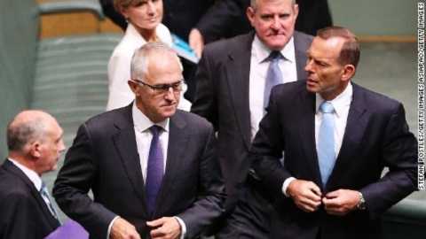 Ông Tony Abbott (phải) và ông Malcolm Turnbull