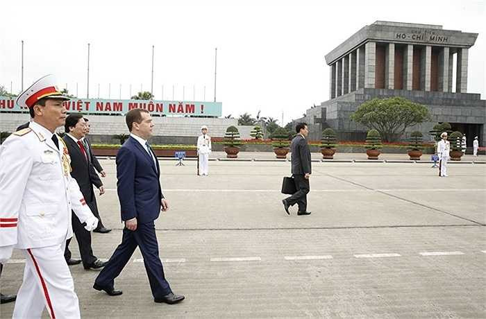 Thủ tướng Nga Dmitry Medvedev trong nghi lễ đặt vòng hoa tại Lăng Chủ tịch Hồ Chí Minh ngày 6/4/2015