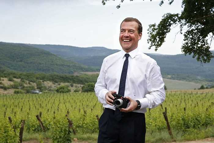 Thủ tướng Nga Dmitry Medvedev trong chuyến thăm hợp tác xã sản xuất nông nghiệp Terruar ở làng Rodnoye