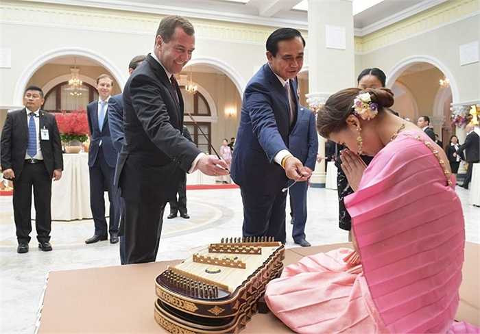 Thủ tướng Nga Dmitry Medvedev và Thủ tướng Thái Lan Prayuth Chan-ocha ở Bangkok