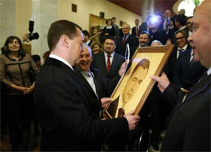 Thủ tướng Nga Dmitry Medvedev trong một cuộc họp tại Ufa với các thành viên khu vực của Đảng Nước Nga thống nhất