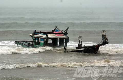 Hàng loạt tàu cá ngư dân, bị sóng đánh chìm, bão số 3, miền trung