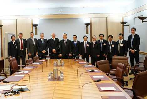 Bộ trưởng Trần Đại Quang và Thượng Nghị sĩ George Brandis, Tổng Chưởng lý chụp ảnh lưu niệm cùng Đoàn đại biểu cấp cao Bộ Công an Việt Nam Bộ trưởng Trần Đại Quang và Thượng Nghị sĩ George Brandis, Tổng Chưởng lý chụp ảnh lưu niệm cùng Đoàn đại biểu cấp cao Bộ Công an Việt Nam