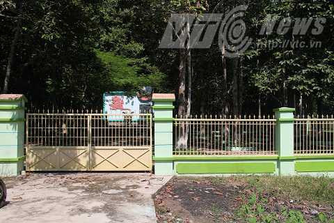 Nền trường tiểu học Tân Thành cũ, nay là bia chứng tích tội ác Khmer Đỏ Nền trường tiểu học Tân Thành cũ, nay là bia chứng tích tội ác Khmer Đỏ