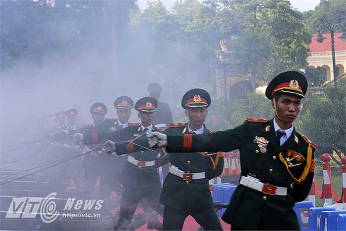 Mỗi cụm 5 khẩu pháo sẽ có một chiến sĩ chỉ huy. Khi có hiệu lệnh từ người chỉ huy, 5 khẩu pháo sẽ được siết cò cùng một lúc.