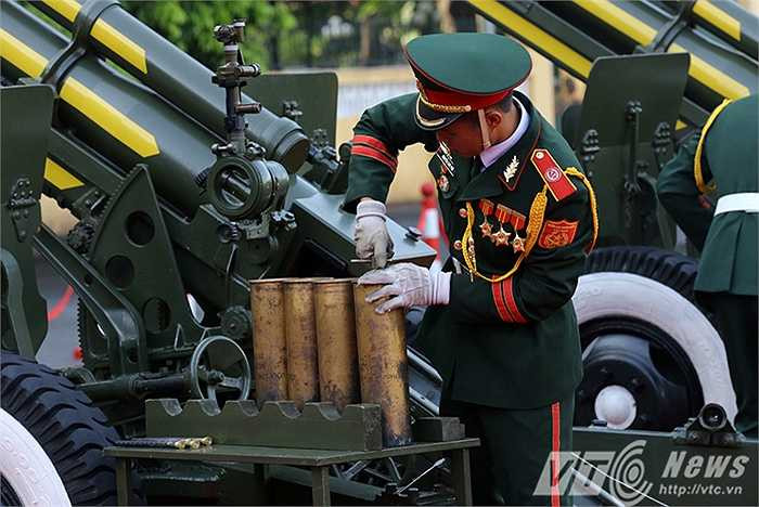 Pháo lễ lần này sử dụng đạn 105 mm có vỏ liều bằng đồng, ứng dụng công nghệ gia công ren lần đầu tiên, có thể thay thế được cụm liều mồi và tận dụng vỏ liều sử dụng lại nhiều lần, giúp tiết kiệm chi phí tối đa trong quá trình huấn luyện. 