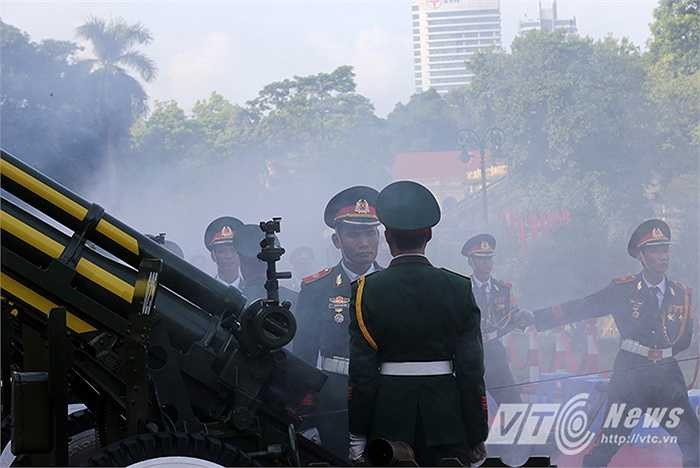 Khó nhất của việc bắn pháo lễ là lúc siết cò. Các chiến sĩ đảm nhiệm việc này phải tập trung theo dõi hiệu lệnh của chỉ huy, siết cò chính xác để 5 khẩu pháo nổ cùng thời điểm, tạo tiếng nổ vang.