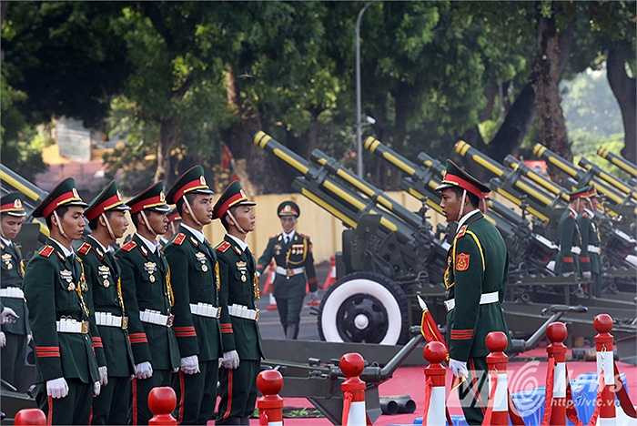 Đảm nhận việc bắn pháo là Lữ đoàn Pháo binh Tất Thắng (Binh chủng Pháo binh). Mỗi khẩu pháo có ba chiến sĩ điều khiển, gồm một người nạp đạn, một người lên đạn và một người giật cò. 