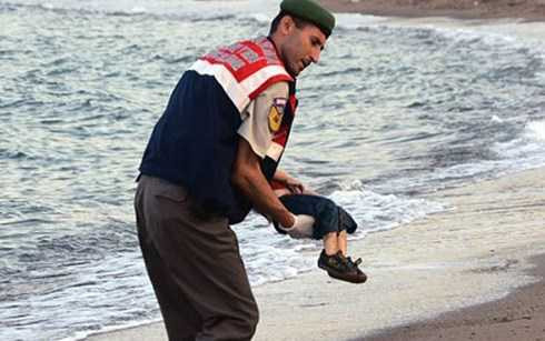 Cảnh sát cứu hộ bế thi thể bé Aylan Kurdi