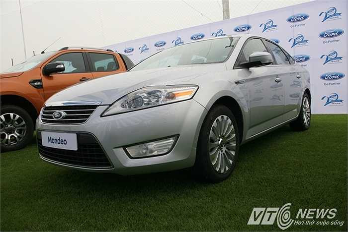 Ford Mondeo bắt đầu được lắp ráp tại Việt Nam từ 10/3/2009. Mondeo là trường hợp mà Ford Việt Nam hẳn rất khó lý giải vì sao không thành công như mong đợi dù rất thành công ở thị trường khó tính như châu Âu.