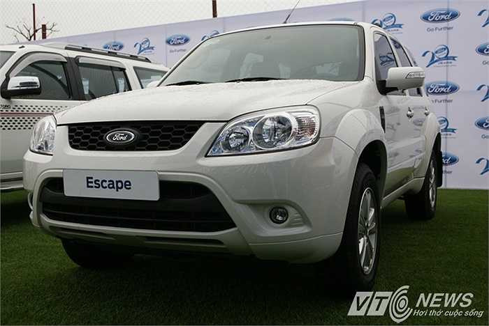 Dòng xe đa dụng cỡ trung Ford Escape vốn rất thu hút cánh đàn ông Việt giờ đây đã ngưng sản xuất tại nhà máy ở Hải Dương của Ford Việt Nam, và được thay thế bằng mẫu xe EcoSport nhỏ hơn.