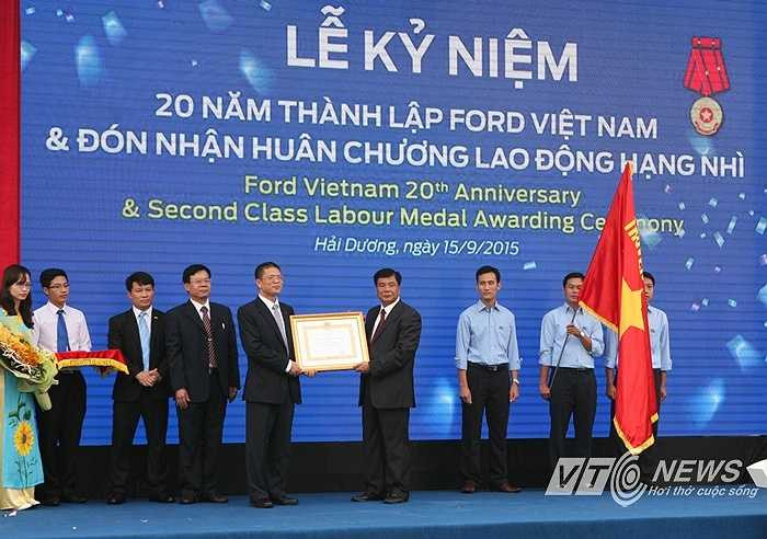 Hôm 15/9/2015, Ford Việt Nam trang trọng tổ chức Lễ kỷ niệm 20 năm thành lập và đón nhận Huân Chương Lao Động hạng Nhì do Chủ tịch nước trao tặng tập thể có thành tích xuất sắc trong lao động, sáng tạo, xây dựng Tổ quốc. (Quốc Lâm)