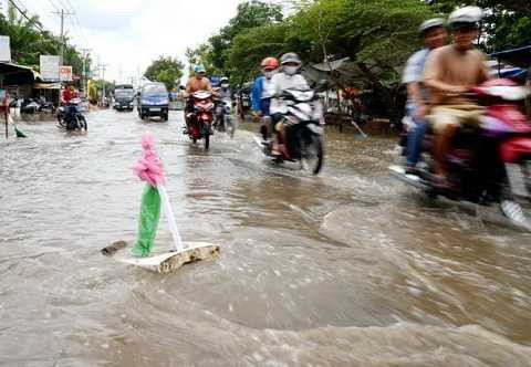 Nhiều ổ gà, ổ voi xuất hiện trên đường khiến xe cộ qua lại thường xuyên bị té ngã - Ảnh: Hữu Khoa