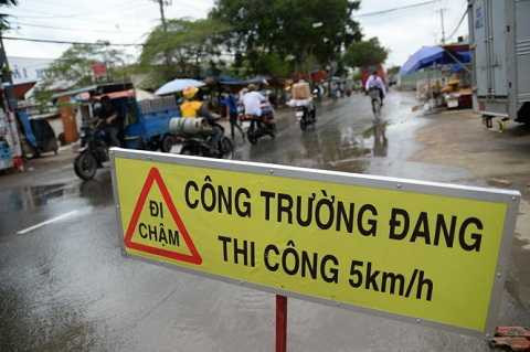 Theo người dân, nguyên nhân nước ngập kéo dài là do công trình thi công gần đó làm bít đường cống thoát nước- Ảnh: Hữu Khoa