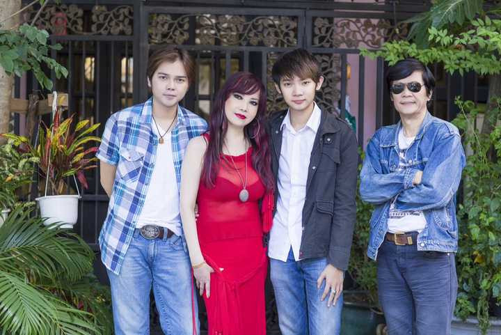 Bảo Yến cùng các con và em trai