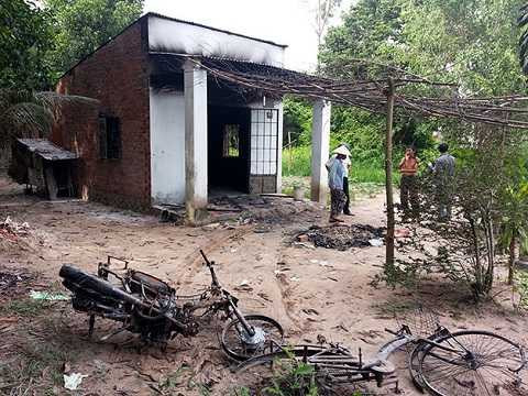 Hiện trường phía trước căn nhà bị cháy - Ảnh: Đức Trong