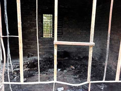 Bên trong căn nhà sau khi xảy ra vụ cháy - Ảnh: Đức Trong